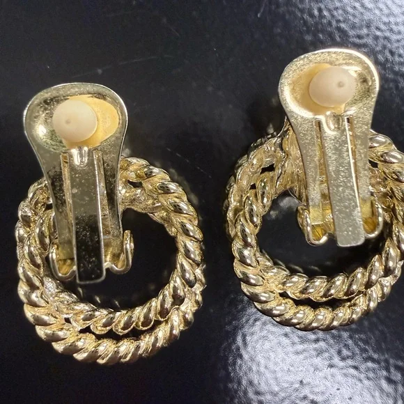 Vintage “door knocker” Earrings Gold-Tone Twisted Hoop clip-ons - Picture 6 of 9